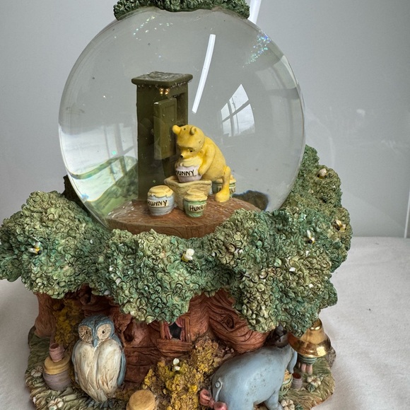 Rare  Disney Classic Winnie the Pooh and Friends Treehouse Musical Snow Globe - Picture 6 of 11